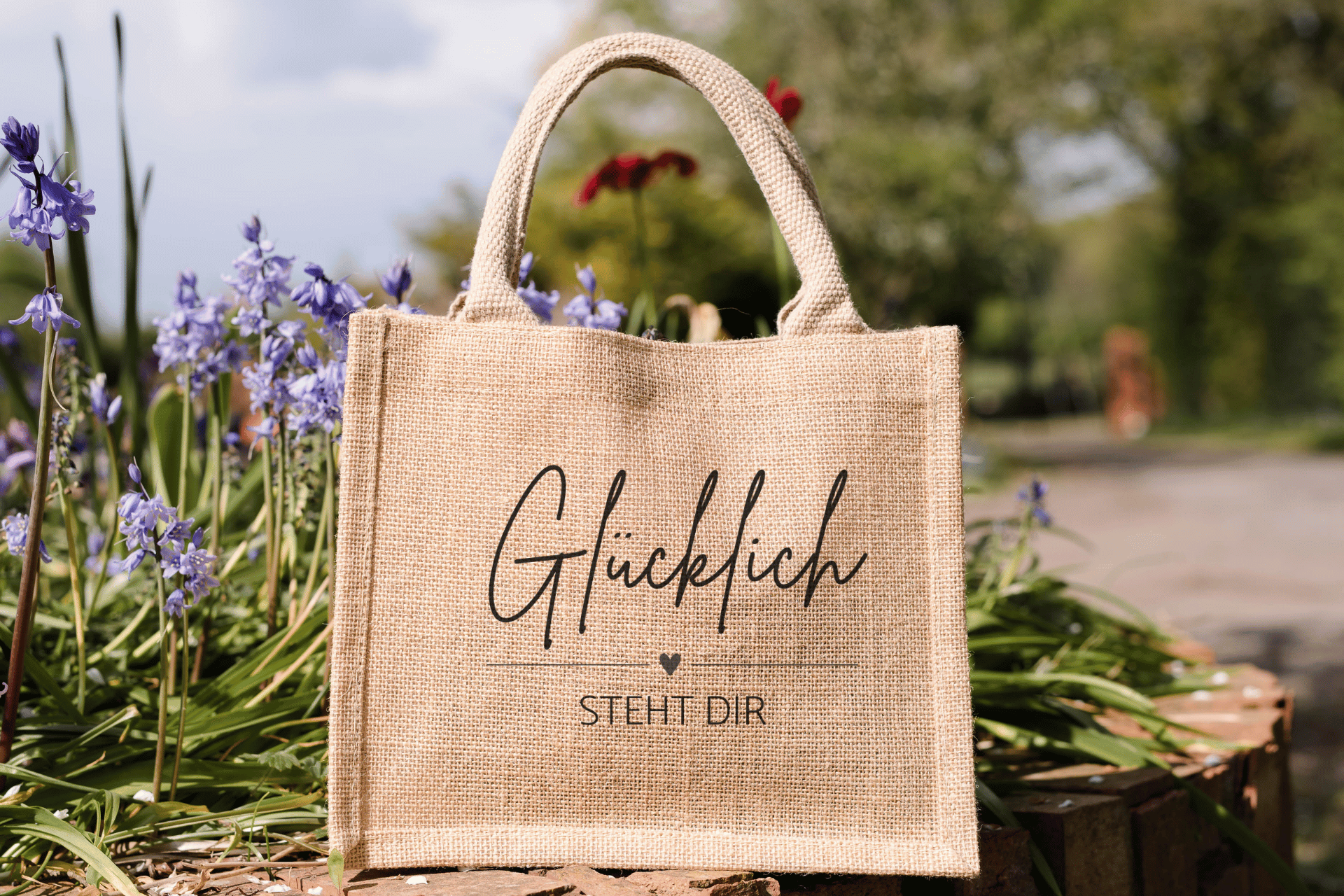 Kleine Jute-Taschen – charmant, nachhaltig und voller Persönlichkeit
Unsere kleinen Jute-Taschen sind mehr als nur Verpackungen – sie sind liebevolle Begleiter für deine besonderen Geschenke. Robust, natürlich und mit einem Hauch von rustikalem Charme bringen sie Wertschätzung und Stil zusammen.
Ob für kleine Aufmerksamkeiten, besondere Anlässe oder als nachhaltige Alternative zu Geschenkpapier: Diese Taschen sind wiederverwendbar, praktisch und schenken deinen Geschenken einen ganz eigenen Charakter.