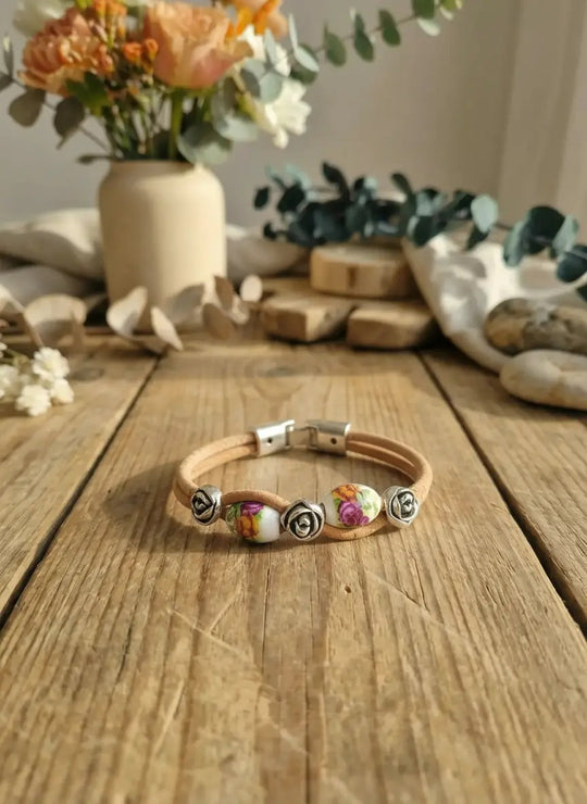 Natürliches Korkarmband mit pinken Rosenperlen als farbstarker Begleiter für bewusste Alltagsmomente – Achtsame Geschenke für Frauen bei Alles auf Anfang in Bedburg, NRW