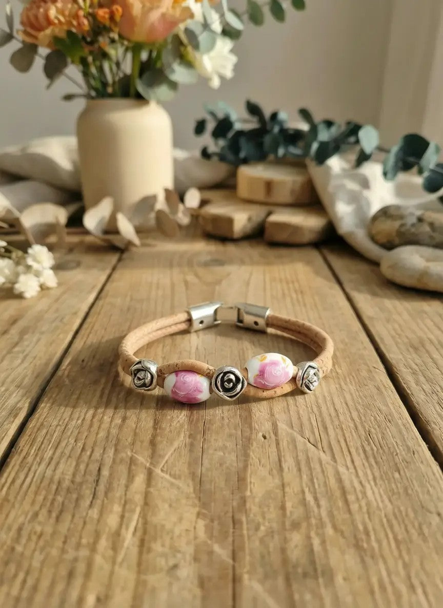 Natürliches Korkarmband mit rosa Rosenperlen als liebevoller Begleiter für ruhige Alltagsmomente – Achtsame Geschenke für Frauen bei Alles auf Anfang in Bedburg, NRW