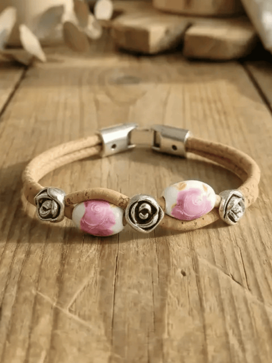 Korkarmband mit zarten rosa Rosenperlen für Sanftheit, Selbstfürsorge und stille Verbundenheit – Achtsame Geschenke für Frauen bei Alles auf Anfang in Bedburg, NRW