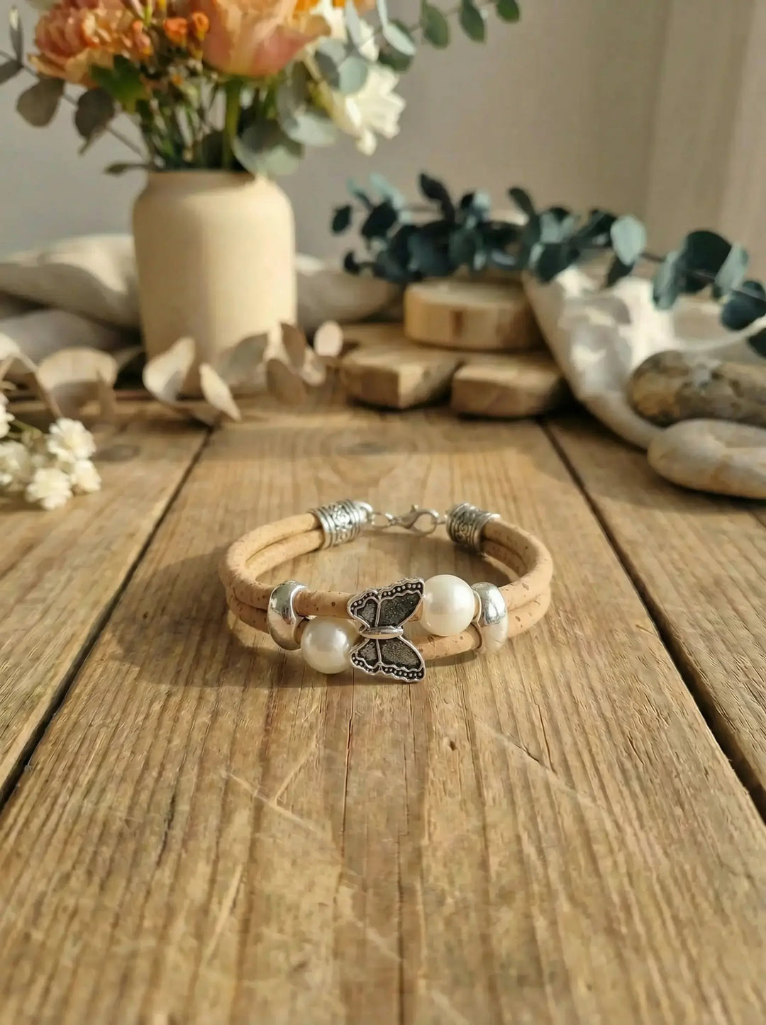 Korkarmband mit feinem Schmetterlingsmotiv als Symbol für Leichtigkeit und innere Freiheit – Achtsame Geschenke für Frauen bei Alles auf Anfang in Bedburg, NRW