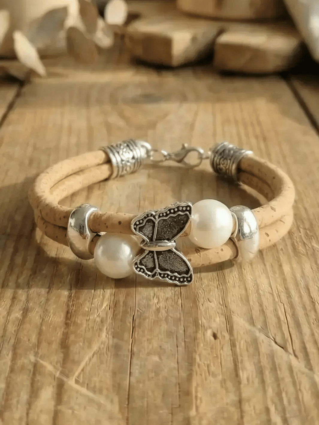 Korkarmband mit feinem Schmetterlingsmotiv als Symbol für Leichtigkeit und innere Freiheit – Achtsame Geschenke für Frauen bei Alles auf Anfang in Bedburg, NRW