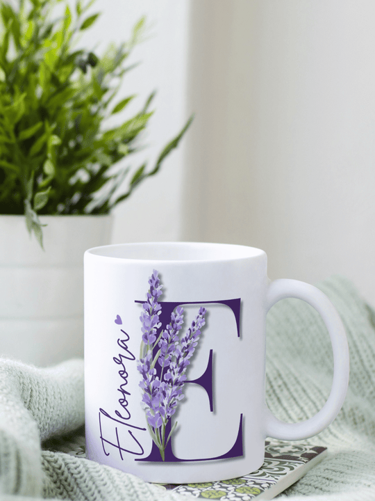 Personalisierte Tasse mit Buchstabe und Lavendel – ruhiges, liebevolles Geschenk, Namensmotiv für Frauen, Symbol für Balance & Sanftmut.