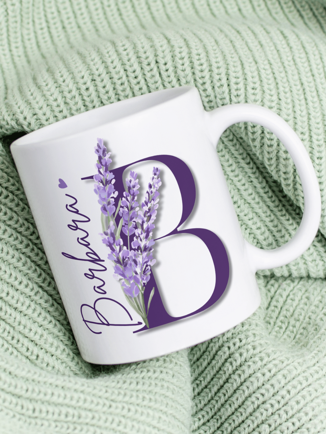 Personalisierte Tasse mit Buchstabe und Lavendel – ruhiges, liebevolles Geschenk, Namensmotiv für Frauen, Symbol für Balance & Sanftmut.