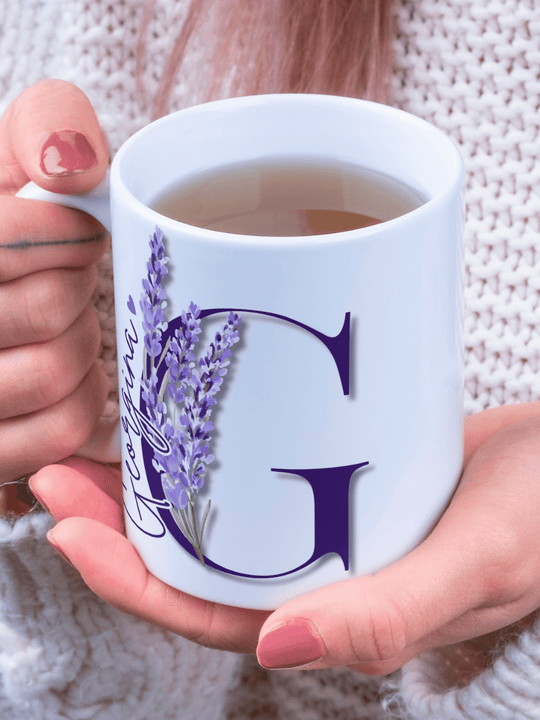 Personalisierte Tasse mit Buchstabe und Lavendel – ruhiges, liebevolles Geschenk, Namensmotiv für Frauen, Symbol für Balance & Sanftmut.