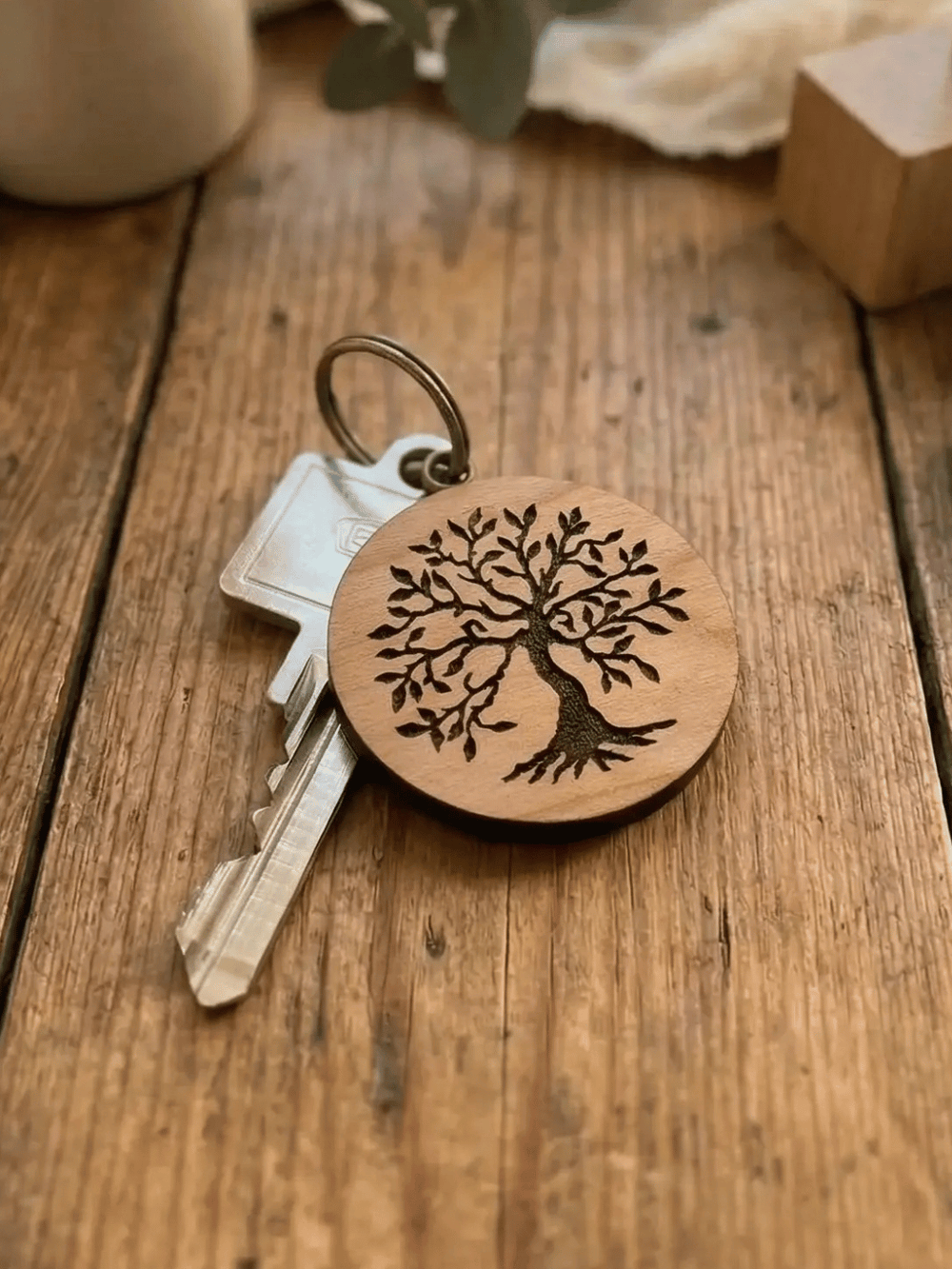 Massivholz Schlüsselanhänger Kirsche, Motiv Lebensbaum - achtsame Geschenke für Frauen bei Alles auf Anfang in Bedburg, NRW