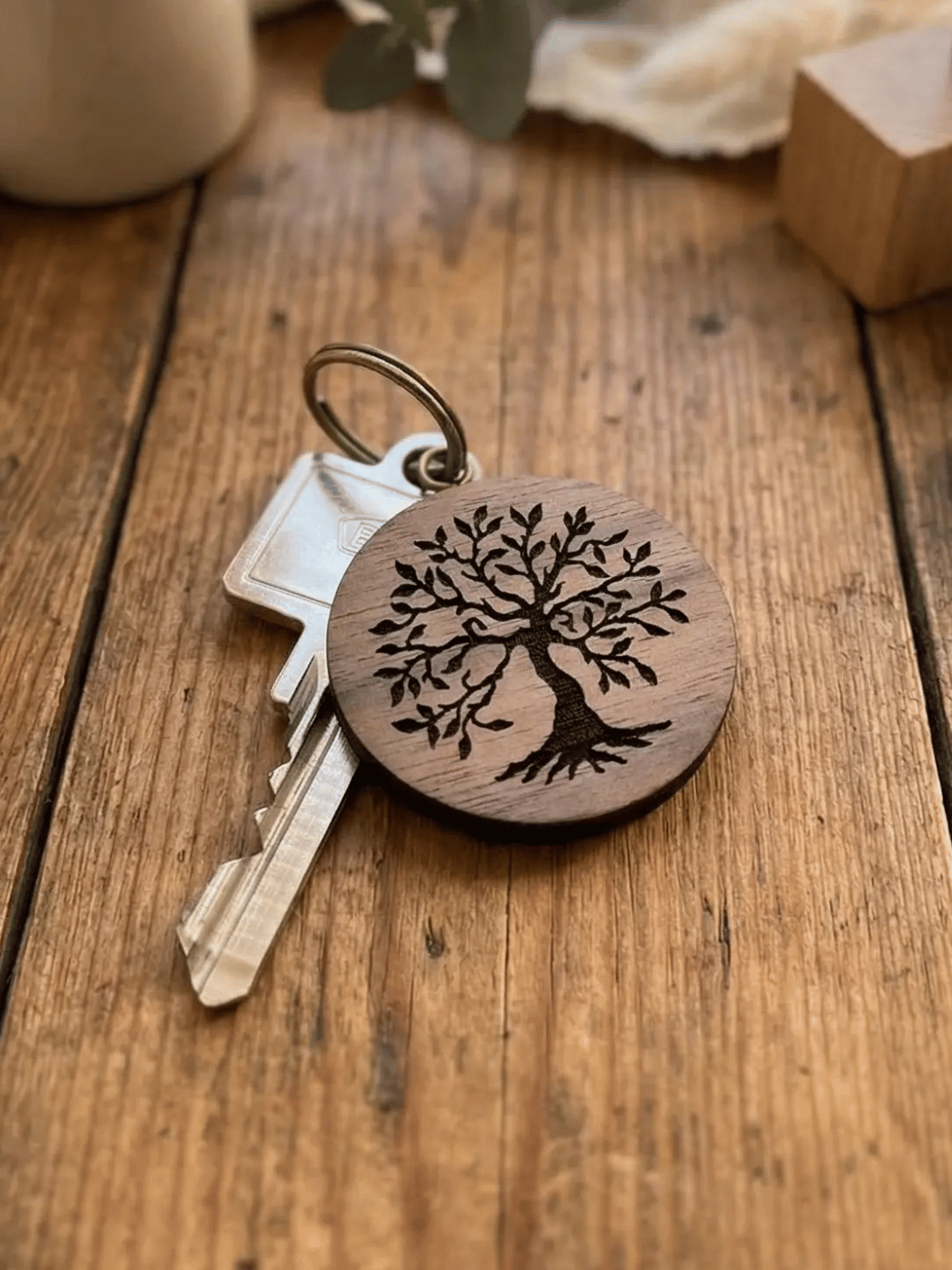 Massivholz Schlüsselanhänger Nussbaum, Motiv Lebensbaum - achtsame Geschenke für Frauen bei Alles auf Anfang in Bedburg, NRW