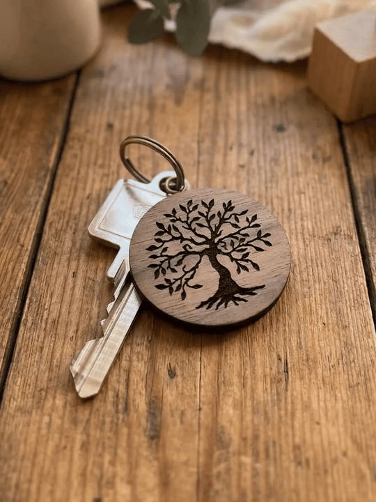 Massivholz Schlüsselanhänger Nussbaum, Motiv Lebensbaum - achtsame Geschenke für Frauen bei Alles auf Anfang in Bedburg, NRW