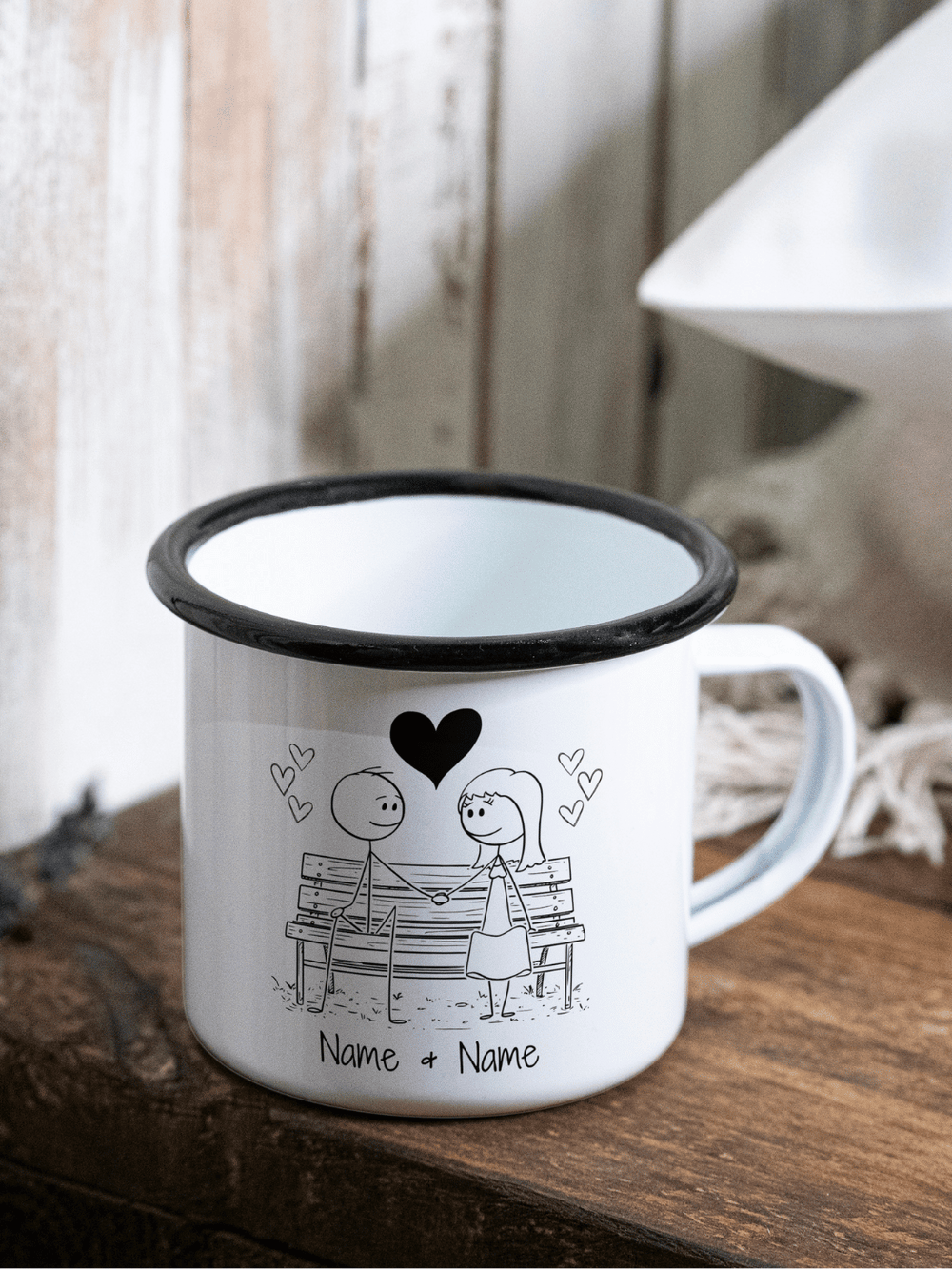 personalisierte Emaillebecher mit schwarzem Rand Motiv Liebespaar als handgemachtes Geschenk an die Freundin - Motiv auf der linken Seite des Henkels-Druckbuchstaben