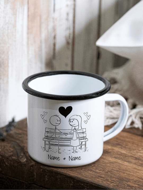 personalisierte Emaillebecher mit schwarzem Rand Motiv Liebespaar als handgemachtes Geschenk an die Freundin - Motiv auf der linken Seite des Henkels-Druckbuchstaben