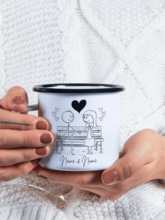 personalisierte Emaillebecher mit schwarzem Rand Motiv Liebespaar als handgemachtes Geschenk an die Freundin - Motiv auf der rechten Seite des Henkels-Schreibschrift