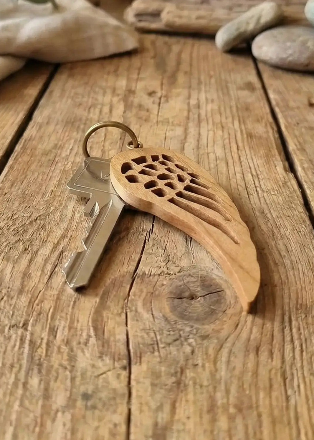 Engelsflügel Massivholz-Schlüsselanhänger Kirschbaum. Achtsame Geschenke für Frauen bei Alles auf Anfang in Bedburg, NRW