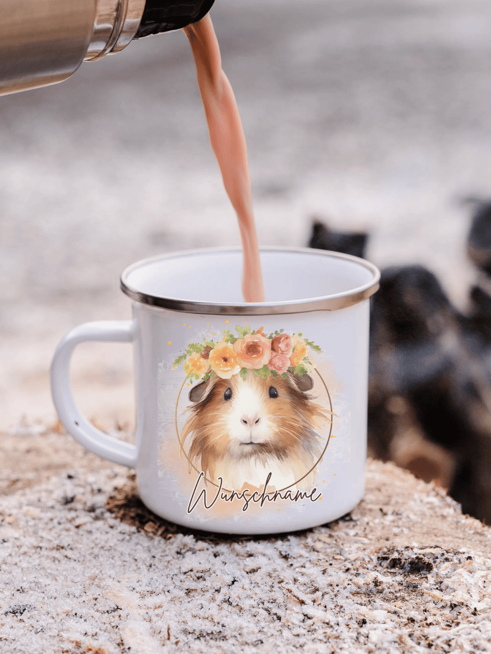 handgemachter, personalisierter Emaillebecher mit silbernem Rand und Motiv Meerschweinchen als Geschenk für Frauen. Motiv ist rechts vom Henkel aufgedruckt