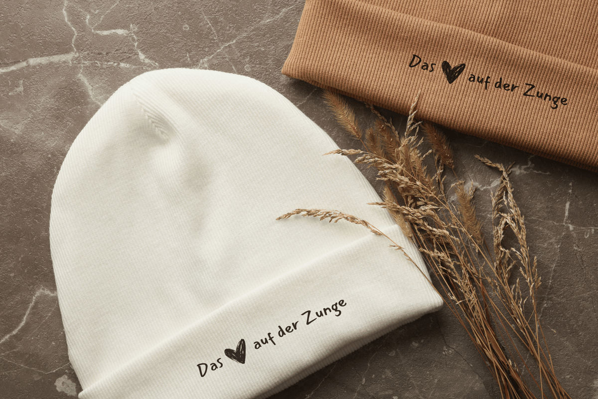 Unsere Mützen aus Bio-Baumwolle und/oder recyceltem PET sind deine besten Freunde an kalten Tagen. Sie halten dich kuschelig warm, fühlen sich angenehm weich an und bringen dabei einen zeitlosen Look mit. Perfekt, um dich draußen wohlzufühlen – egal ob beim Spaziergang, auf dem Weg zur Arbeit oder beim Treffen mit Freunden.