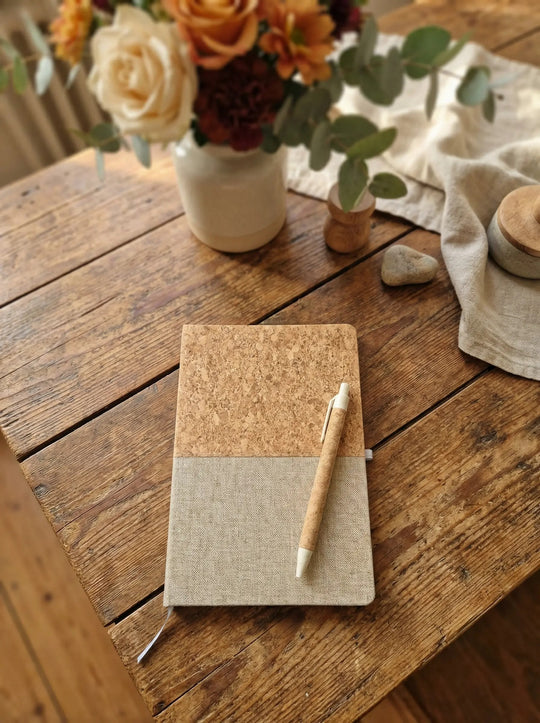 Personalisierbares Notizbuch DIN A5 aus Kork mit Stift aus Weizenfaser. Achtsame Geschenke für Frauen bei Alles auf Anfang in Bedburg, NRW
