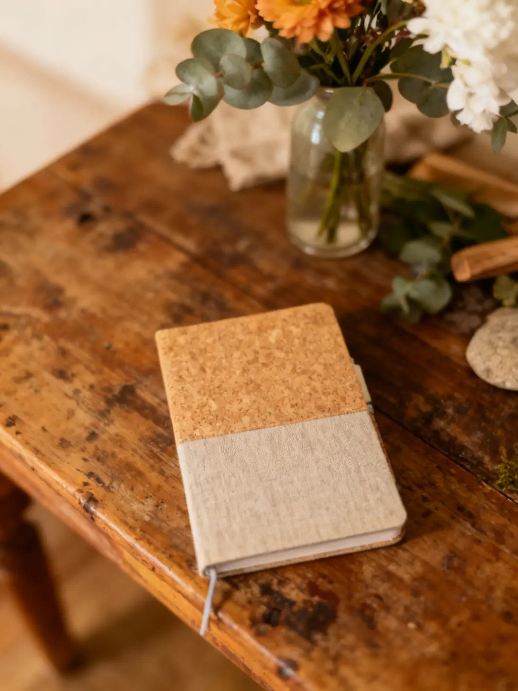 Personalisierbares Notizbuch DIN A5 aus Kork mit Stift aus Weizenfaser. Achtsame Geschenke für Frauen bei Alles auf Anfang in Bedburg, NRW