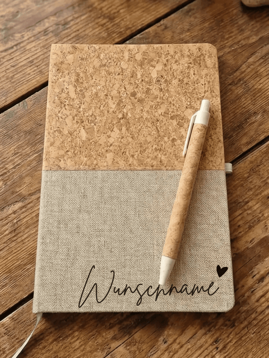 Personalisierbares Notizbuch DIN A5 aus Kork mit Stift aus Weizenfaser. Achtsame Geschenke für Frauen bei Alles auf Anfang in Bedburg, NRW
