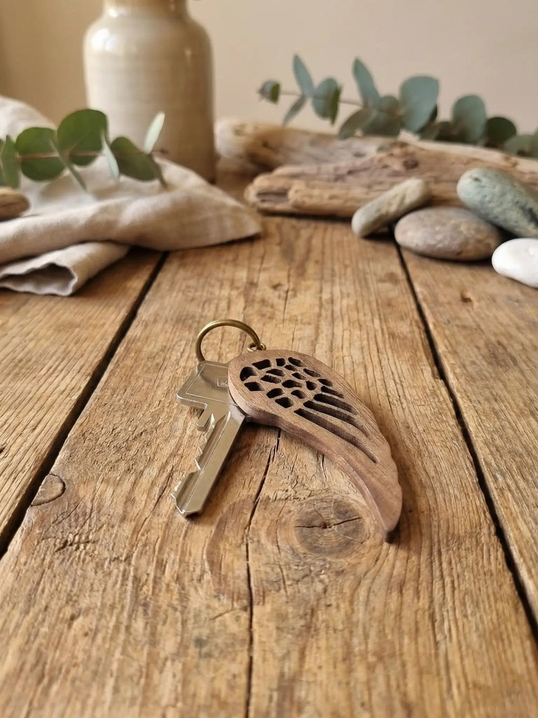 Engelsflügel Massivholz-Schlüsselanhänger Nussbaum. Achtsame Geschenke für Frauen bei Alles auf Anfang in Bedburg, NRW