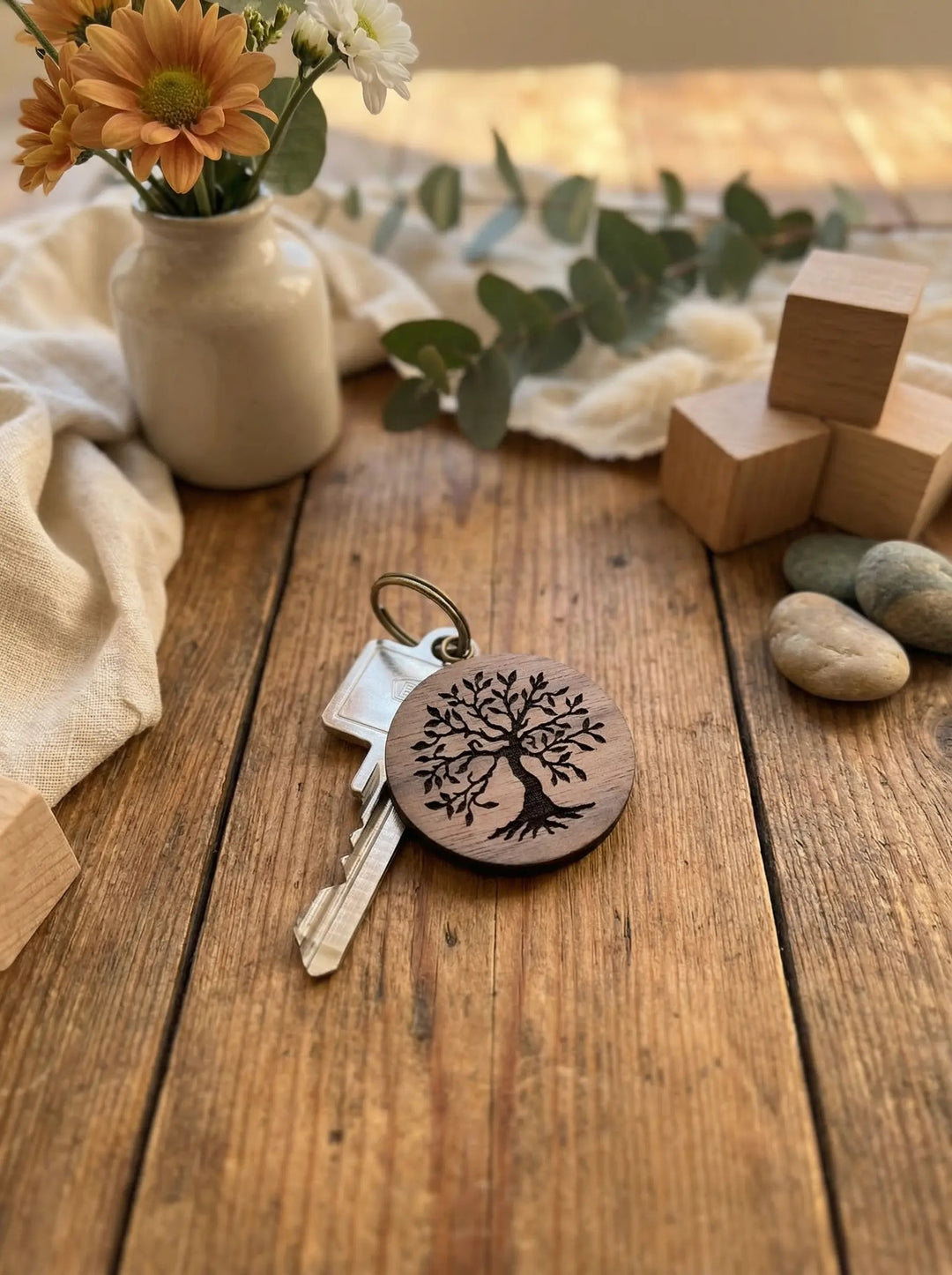 Massivholz Schlüsselanhänger Nussbaum, Motiv Lebensbaum - achtsame Geschenke für Frauen bei Alles auf Anfang in Bedburg, NRW
