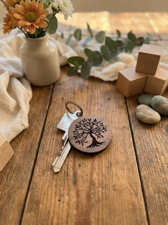 Massivholz Schlüsselanhänger Nussbaum, Motiv Lebensbaum - achtsame Geschenke für Frauen bei Alles auf Anfang in Bedburg, NRW