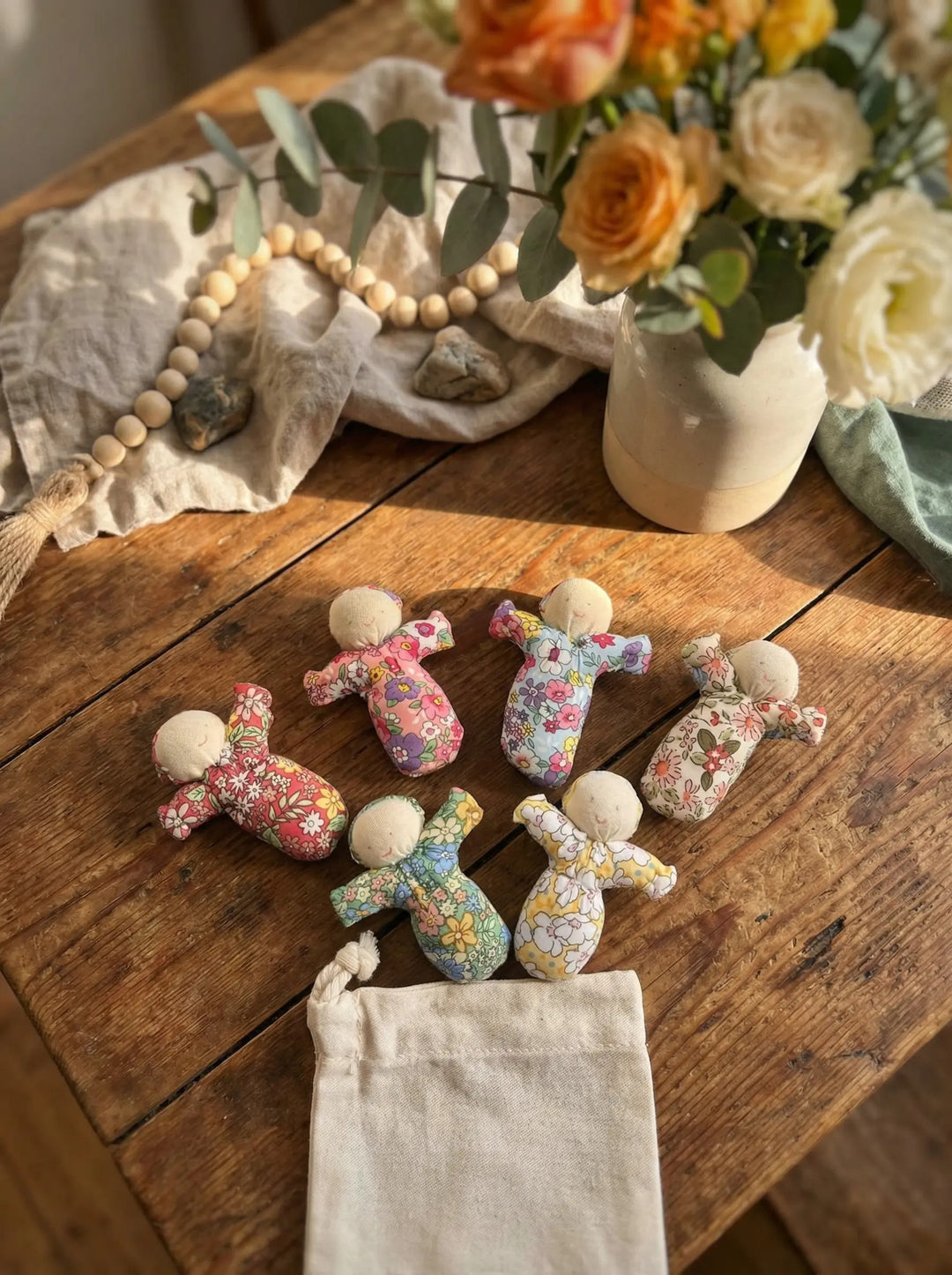 Handgemachtes Sorgenpüppchen aus Baumwolle als symbolischer Mutmacher für innere Ruhe. Achtsame Geschenke für Frauen bei Alles auf Anfang in Bedburg, NRW