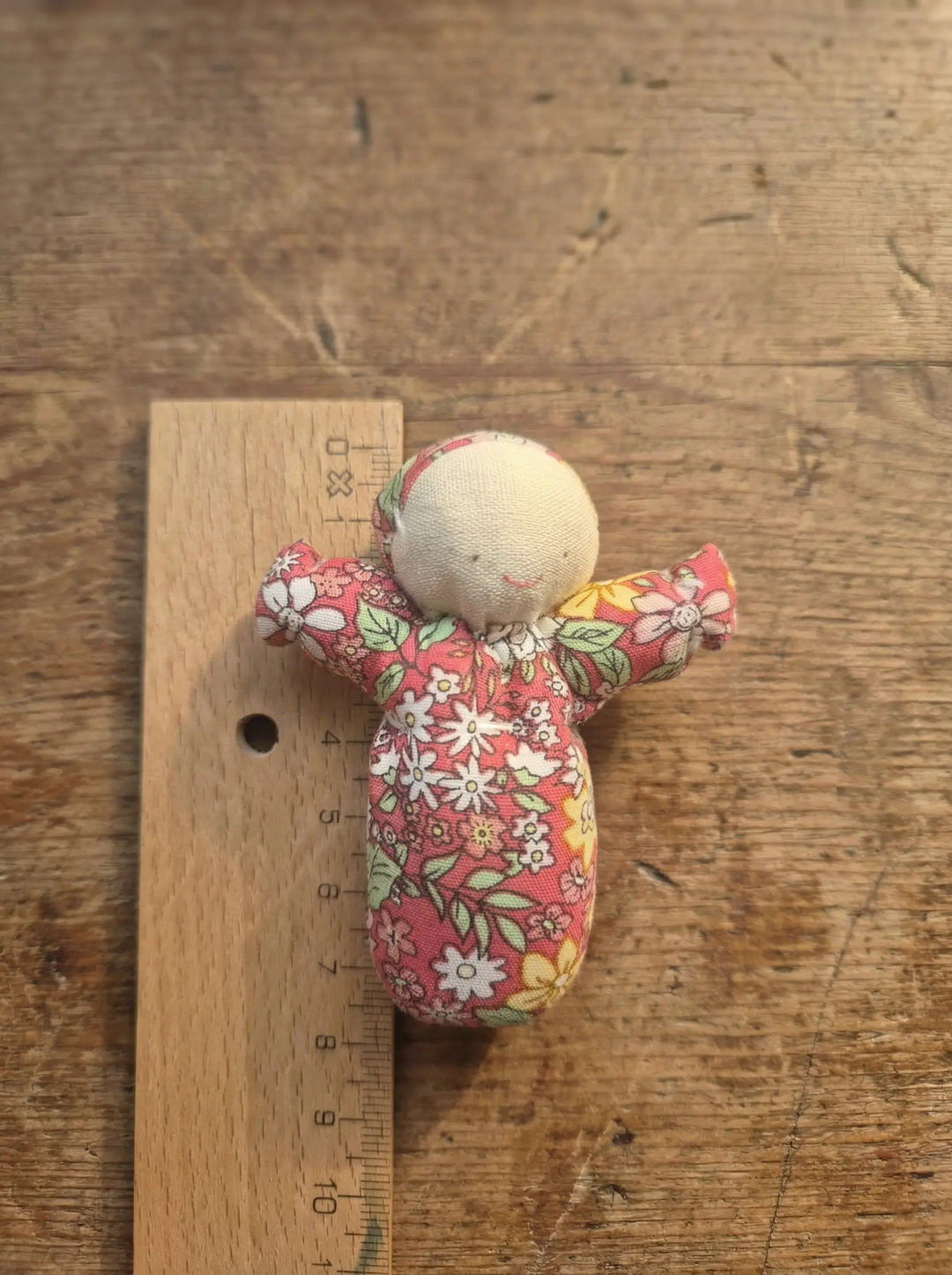 Maße von: Handgemachtes Sorgenpüppchen aus Baumwolle als symbolischer Mutmacher für innere Ruhe. Achtsame Geschenke für Frauen bei Alles auf Anfang in Bedburg, NRW