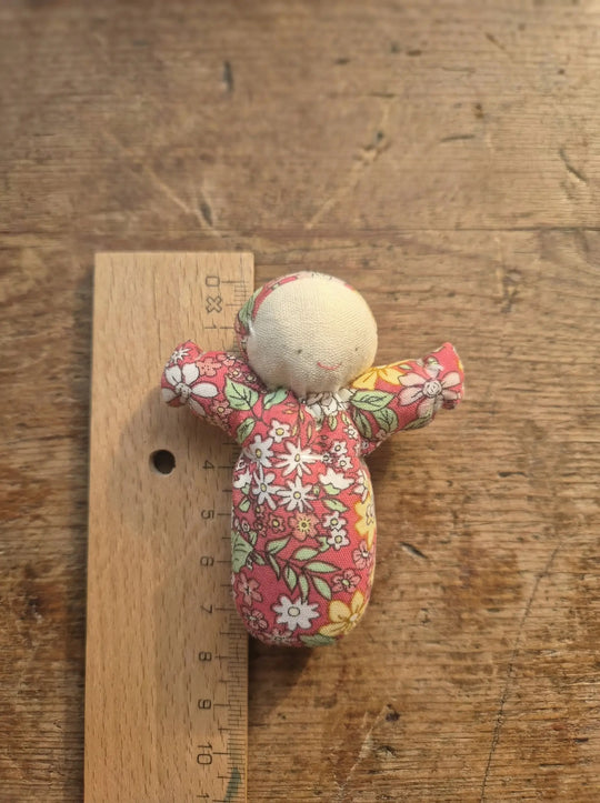 Maße von: Handgemachtes Sorgenpüppchen aus Baumwolle als symbolischer Mutmacher für innere Ruhe. Achtsame Geschenke für Frauen bei Alles auf Anfang in Bedburg, NRW