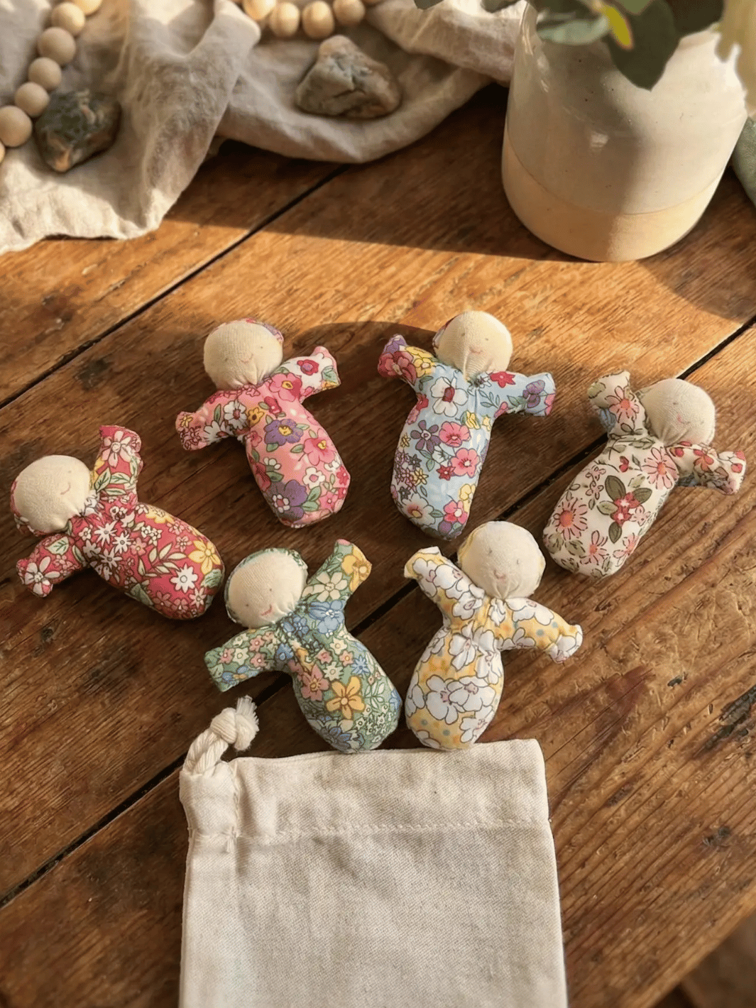 Handgemachtes Sorgenpüppchen aus Baumwolle als symbolischer Mutmacher für innere Ruhe. Achtsame Geschenke für Frauen bei Alles auf Anfang in Bedburg, NRW