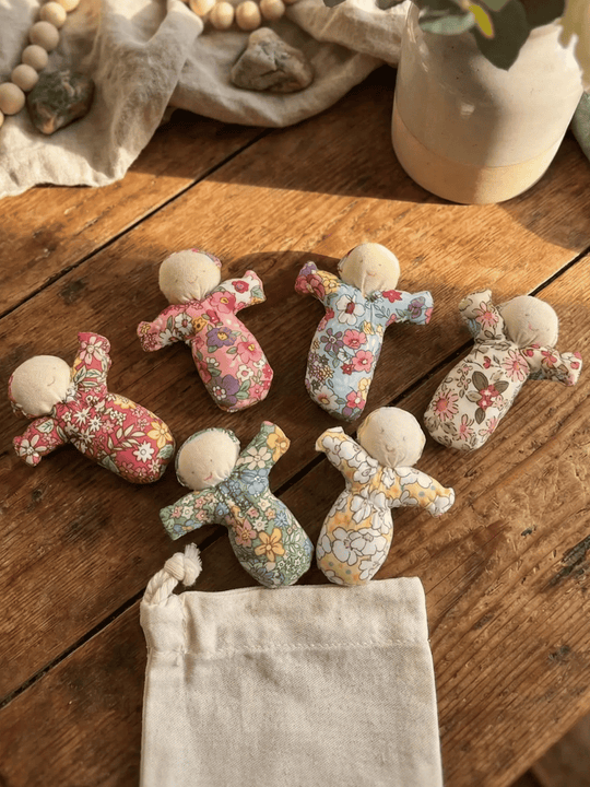 Handgemachtes Sorgenpüppchen aus Baumwolle als symbolischer Mutmacher für innere Ruhe. Achtsame Geschenke für Frauen bei Alles auf Anfang in Bedburg, NRW