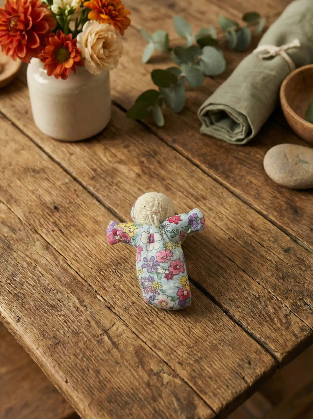 Handgemachtes Sorgenpüppchen blau aus Baumwolle als symbolischer Mutmacher für innere Ruhe. Achtsame Geschenke für Frauen bei Alles auf Anfang in Bedburg, NRW