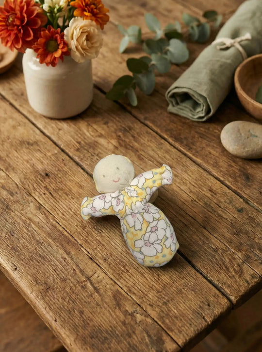 Handgemachtes Sorgenpüppchen gelb aus Baumwolle als symbolischer Mutmacher für innere Ruhe. Achtsame Geschenke für Frauen bei Alles auf Anfang in Bedburg, NRW