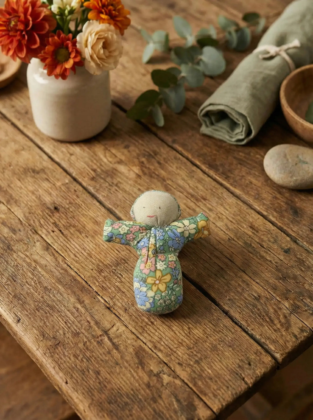 Handgemachtes Sorgenpüppchen grün aus Baumwolle als symbolischer Mutmacher für innere Ruhe. Achtsame Geschenke für Frauen bei Alles auf Anfang in Bedburg, NRW