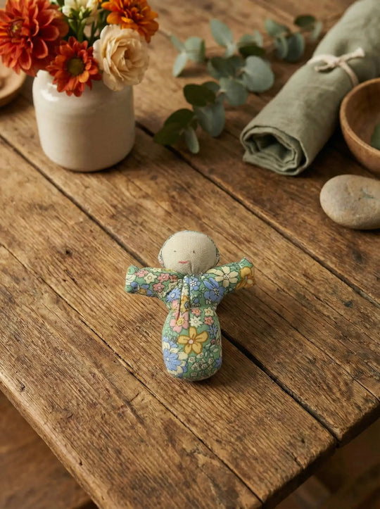 Handgemachtes Sorgenpüppchen grün aus Baumwolle als symbolischer Mutmacher für innere Ruhe. Achtsame Geschenke für Frauen bei Alles auf Anfang in Bedburg, NRW