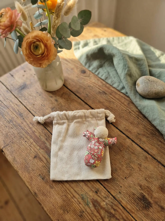 Handgemachtes Sorgenpüppchen rot aus Baumwolle als symbolischer Mutmacher für innere Ruhe. Achtsame Geschenke für Frauen bei Alles auf Anfang in Bedburg, NRW