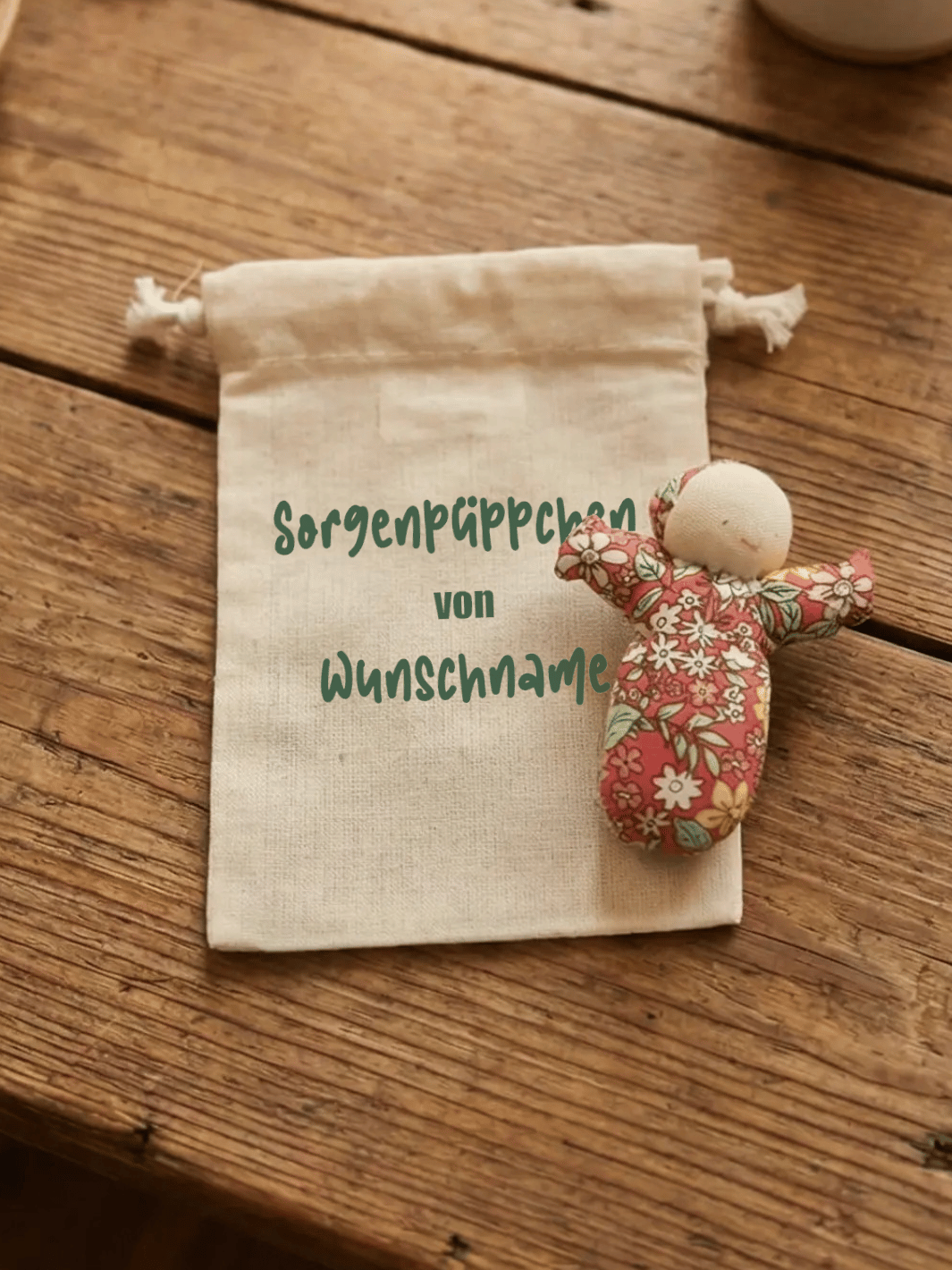 Handgemachtes Sorgenpüppchen aus Baumwolle als symbolischer Mutmacher für innere Ruhe in Bio-Baumwollsäcken - auf Wunsch personalisierbar mit Name. Achtsame Geschenke für Frauen bei Alles auf Anfang in Bedburg, NRW