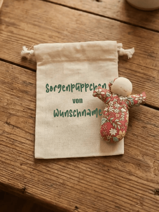 Handgemachtes Sorgenpüppchen aus Baumwolle als symbolischer Mutmacher für innere Ruhe in Bio-Baumwollsäcken - auf Wunsch personalisierbar mit Name. Achtsame Geschenke für Frauen bei Alles auf Anfang in Bedburg, NRW