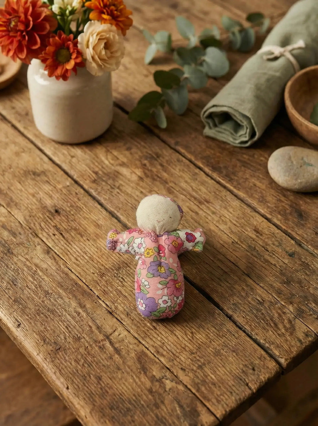 Handgemachtes Sorgenpüppchen rosa aus Baumwolle als symbolischer Mutmacher für innere Ruhe. Achtsame Geschenke für Frauen bei Alles auf Anfang in Bedburg, NRW