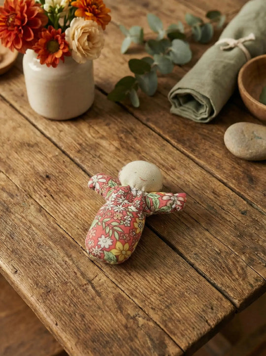 Handgemachtes Sorgenpüppchen rot aus Baumwolle als symbolischer Mutmacher für innere Ruhe. Achtsame Geschenke für Frauen bei Alles auf Anfang in Bedburg, NRW