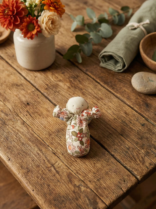 Handgemachtes Sorgenpüppchen weiß aus Baumwolle als symbolischer Mutmacher für innere Ruhe. Achtsame Geschenke für Frauen bei Alles auf Anfang in Bedburg, NRW