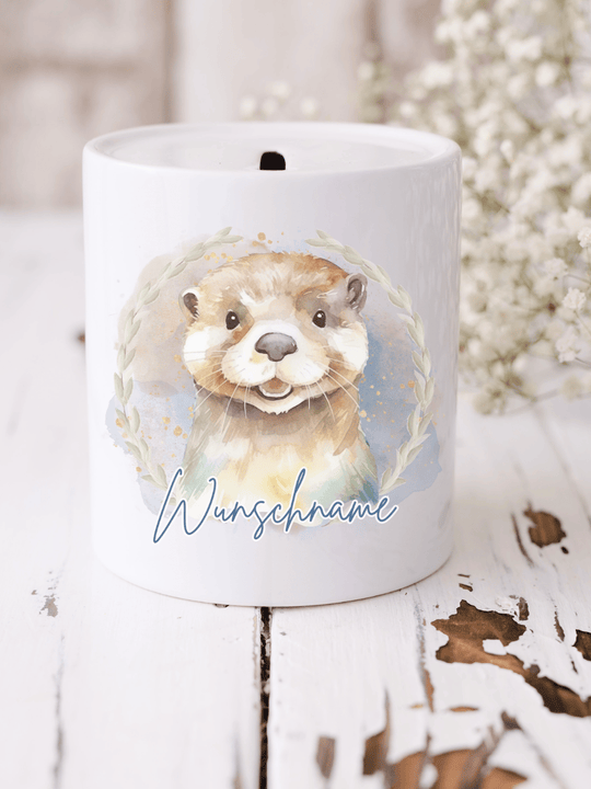 Keramikspardose mit süßem Otter im Aquarellstil – personalisierbar mit Namen. Schönes Geschenk für Schulanfang oder kleine Nachteulen. Alles auf Anfang 💚 Geschenke für Herz & Seele