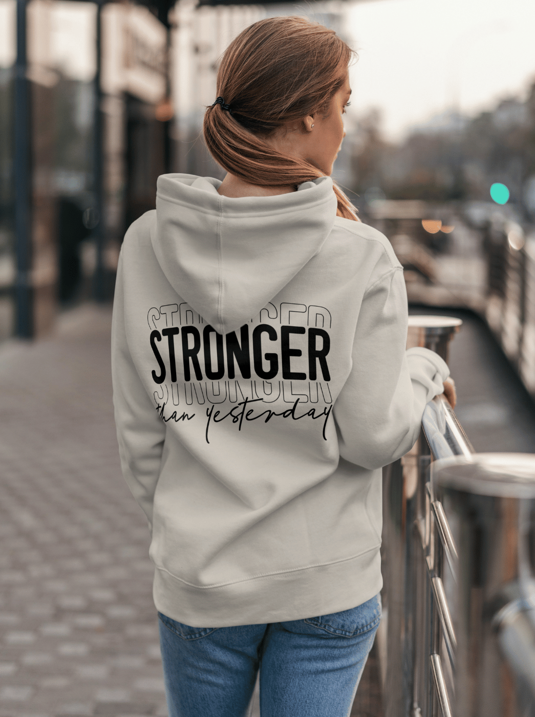 STRONGER Unisex Hoodie slimfit Model