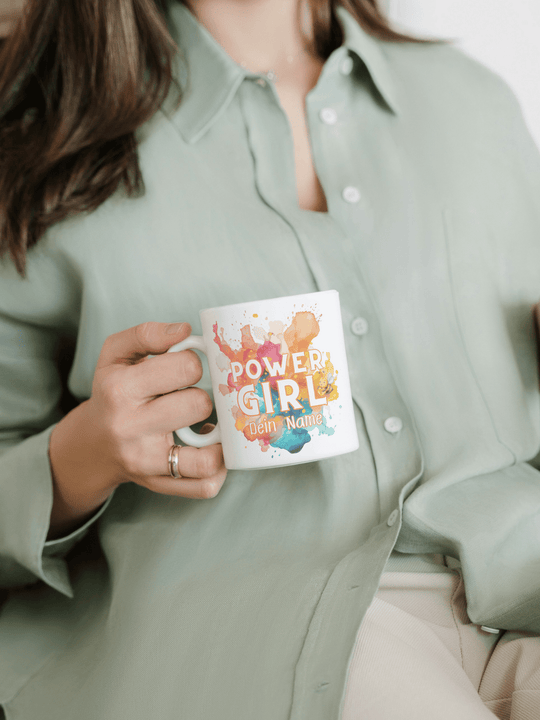 Personalisierbare Keramiktasse mit Power Girl-Motiv, handgefertigt in Deutschland, individuelles Geschenk für Freundin, nachhaltige Tasse für Kaffee oder Tee, liebevoll gestaltetes Motiv, personalisierbar mit Name
