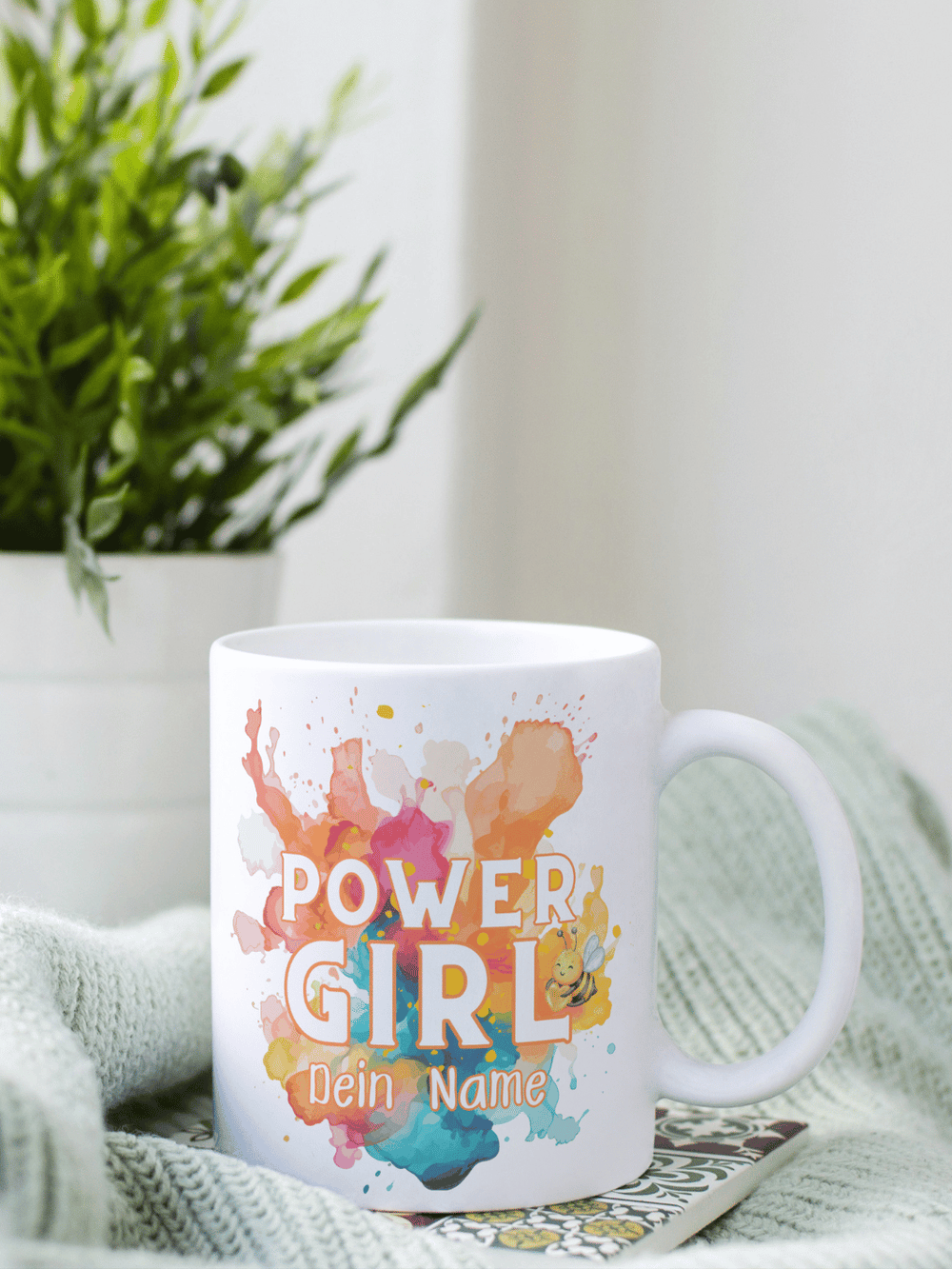 Personalisierbare Keramiktasse mit Power Girl-Motiv, handgefertigt in Deutschland, individuelles Geschenk für Freundin, nachhaltige Tasse für Kaffee oder Tee, liebevoll gestaltetes Motiv, personalisierbar mit Name