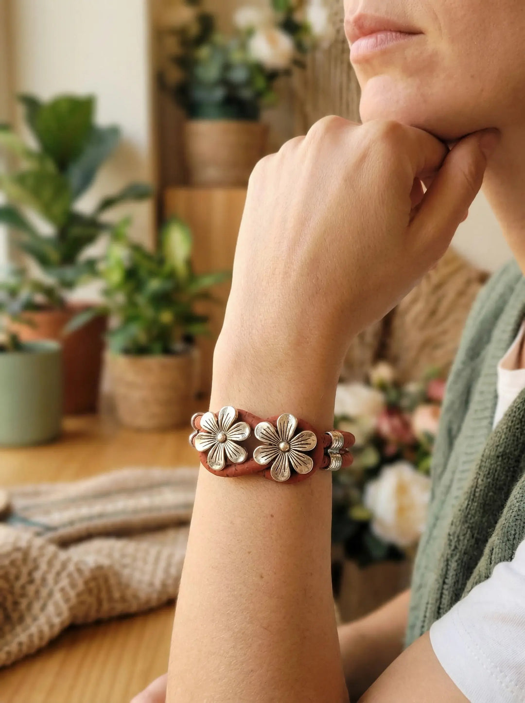 rotes Blume Korkarmband am Arm von junger Frau. Achtsame Geschenke für Frauen bei Alles auf Anfang in Bedburg, NRW