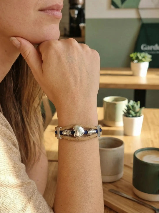 Korkarmband Herz blau an rechtem Handgelenk. Achtsames Geschenk für Frauen bei Alles auf Anfang in Bedburg, NRW