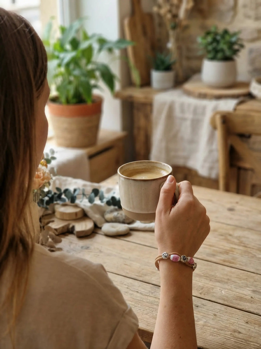 Korkarmband mit rosa Rosenperlen am Handgelenk getragen als sanftes Zeichen von Achtsamkeit und Nähe – Achtsame Geschenke für Frauen bei Alles auf Anfang in Bedburg, NRW