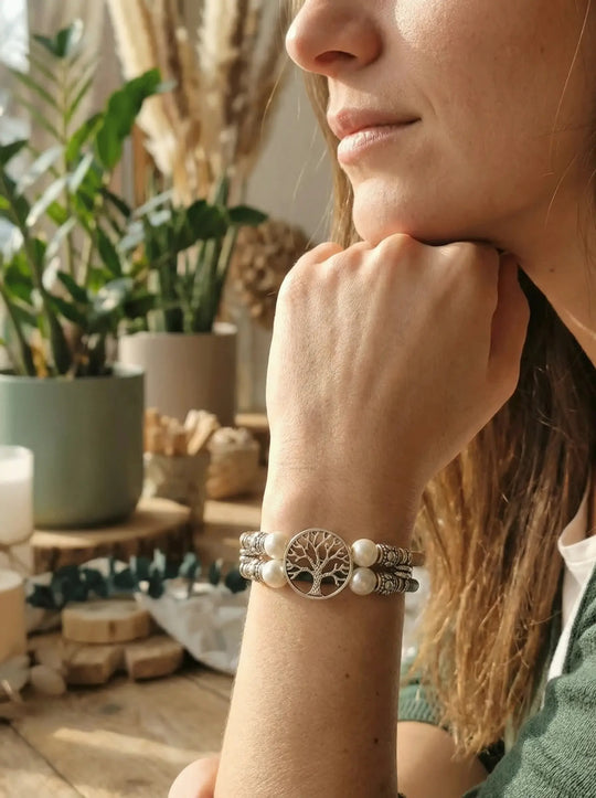 Korkarmband Lebensbaum an Handgelenk - achtsame Geschenke für Frauen bei Alles auf Anfang in Bedburg, NRW