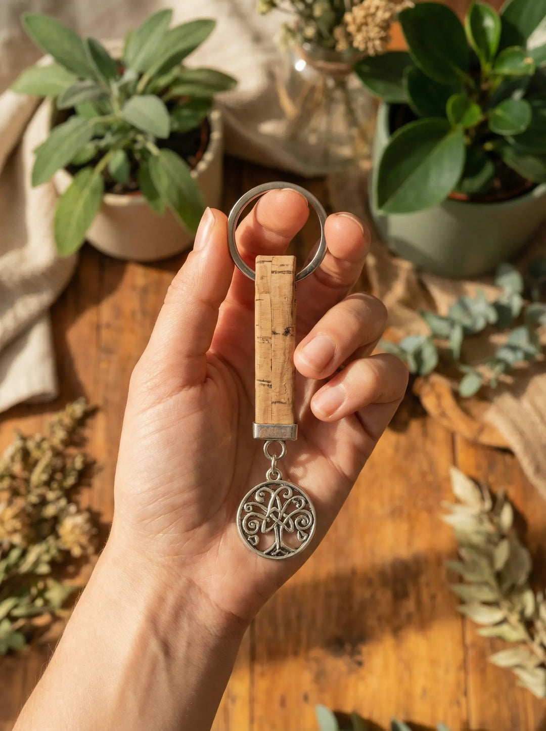 naturfarbener Kork Schlüsselanhänger in Hand - achtsame Geschenke für Frauen bei Alles auf Anfang in Bedburg, NRW