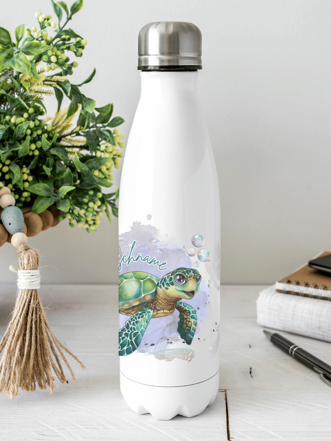 Nachhaltige, personalisierbare Edelstahl-Trinkflasche mit doppelwandiger Thermo-Isolierung, 350ml oder 500ml, auslaufsicher und BPA-frei, mit Schmetterling-Motiv.  Nachhaltiges, personalisierbares Geschenk für Freundin oder deinen Lieblingsmenschen,  unterwegs, Schule, Büro oder Sport.
Tolle Geschenkideen bei Alles auf Anfang – Geschenke für Herz & Seele