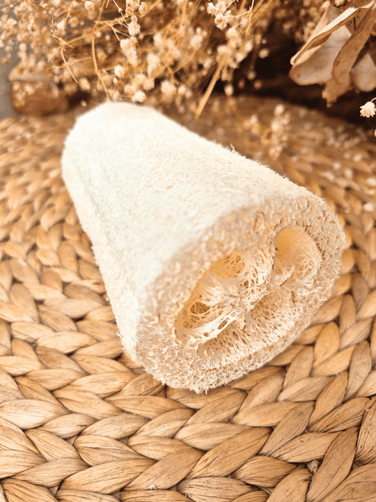 Kleine Auszeit Wellness-Geschenkset – plastikfreie Naturkosmetik-Accessoires wie Sisal-Blume, Peeling-Handschuh, Massagebürste und Seife in Zinkwanne